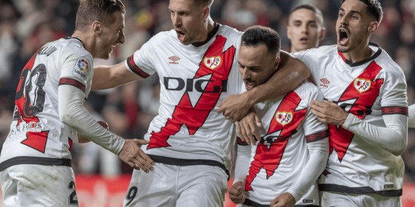 西甲焦点战：巴列卡诺主场迎战巴塞罗那，胜负悬念几何？