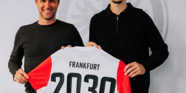 不去药厂&amp;amp;多特！官方：28岁中卫罗宾-科赫和法兰克福续约至2030年