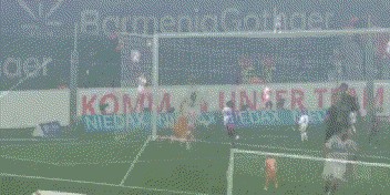 3-1，格里马尔多任意球双响，9人德甲第12掀翻德甲第2，滕哈赫前东家赛季首胜